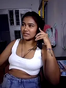 lindalatina11 online show from November 2, 2025, 1:43 am