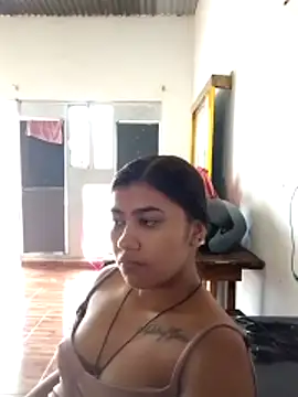 lindalatina11 online show from October 26, 2025, 2:39 pm