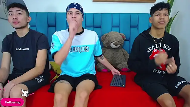 Hot Boys Latinos X online show from April 17, 2026, 5:05 pm