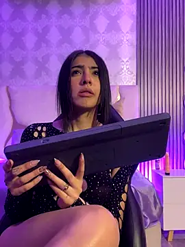 MAIILY TAY online show from November 30, 2025, 1:01 pm