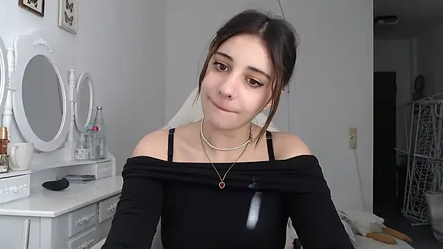 Snapshot of bellefleurrr chatting on July 10, 2026, 5:13 pm bellefleurrr online show from July 10, 2026, 5:13 pm