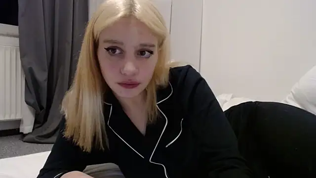 bellefleurrr online show from December 15, 2025, 8:58 pm