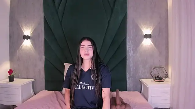 EmiliClarke online show from April 15, 2026, 11:27 am