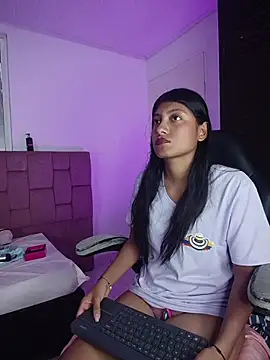 YeseniaRodriguez3 online show from April 19, 2026, 5:36 pm