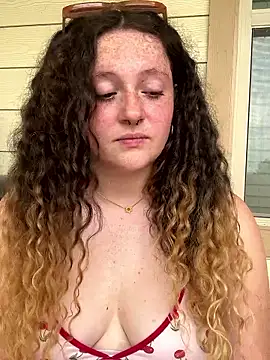 sugasunny04 online show from February 19, 2026, 8:28 pm