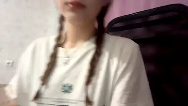 AliceStacy online show from November 3, 2025, 8:51 am