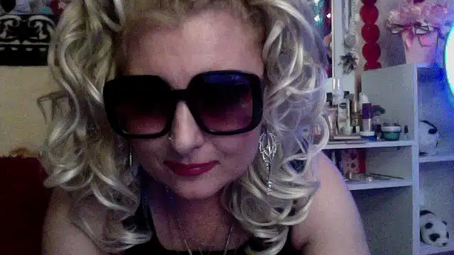 xHot Amazonq online show from December 3, 2025, 9:14 pm