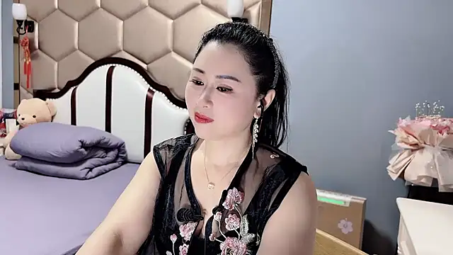 yaoyao22678 online show from May 16, 2026, 1:37 am