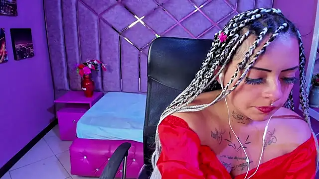 Snapshot of Sweetsinsn_ chatting on October 29, 2025, 7:46 pm Sweetsinsn  online show from October 29, 2025, 7:46 pm