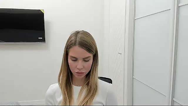 LinaBey online show from October 26, 2025, 4:07 pm