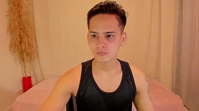 elmasmas01 online show from December 19, 2025, 1:02 pm