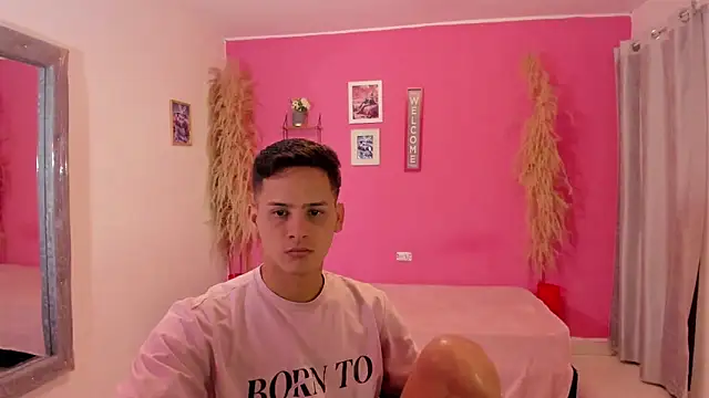 elmasmas01 online show from December 14, 2025, 2:33 pm