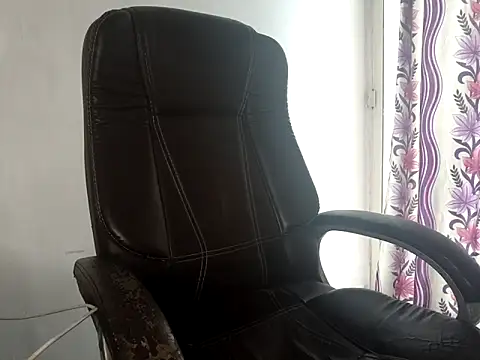 Snapshot of _pooja_- chatting on October 29, 2025, 4:44 am  pooja - online show from October 29, 2025, 4:44 am