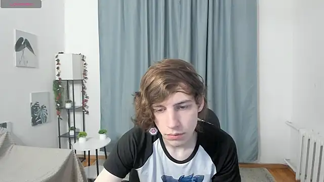 Snapshot of AvenGlow chatting on December 15, 2025, 5:13 am AvenGlow online show from December 15, 2025, 5:13 am