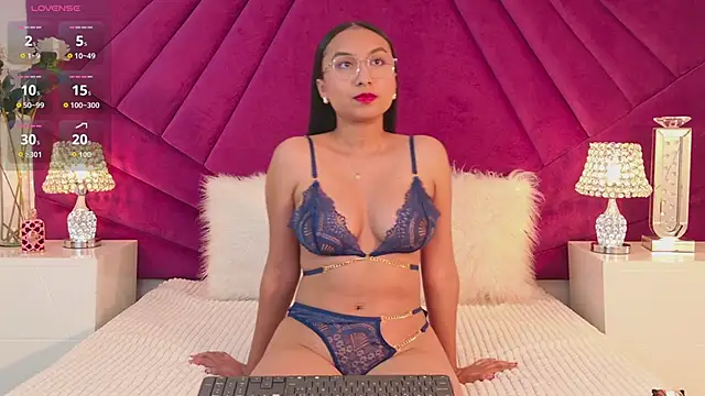 Snapshot of MiahDiRose chatting on October 28, 2025, 12:48 pm MiahDiRose online show from October 28, 2025, 12:48 pm