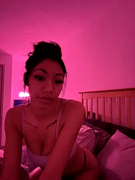 lightskinlatina online show from November 23, 2025, 11:04 pm