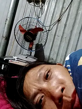 Snapshot of bella-la chatting on December 22, 2025, 11:10 am bella-la online show from December 22, 2025, 11:10 am