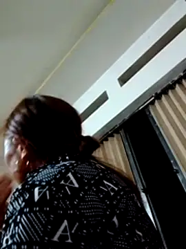 Snapshot of bella-la chatting on February 10, 2026, 12:37 pm bella-la online show from February 10, 2026, 12:37 pm