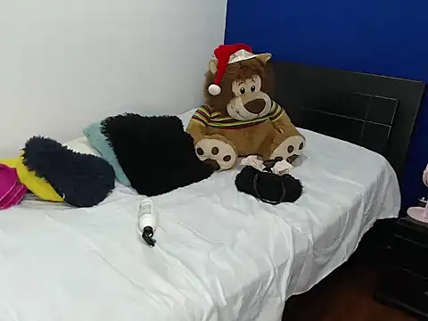 EmmilyConnor online show from December 17, 2025, 2:44 pm