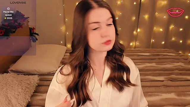 LoreeScialdone online show from January 12, 2026, 9:52 pm