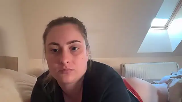 Snapshot of EngelHelene chatting on May 3, 2026, 4:32 pm EngelHelene online show from May 3, 2026, 4:32 pm