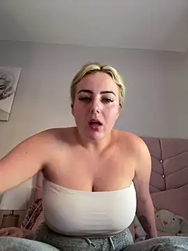 Snapshot of Blondegirliexx chatting on October 28, 2025, 10:25 am Blondegirliexx online show from October 28, 2025, 10:25 am