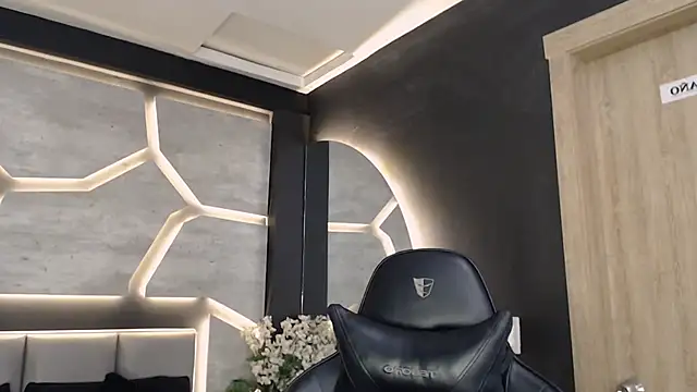 DakotaRussell  online show from December 2, 2025, 11:12 am