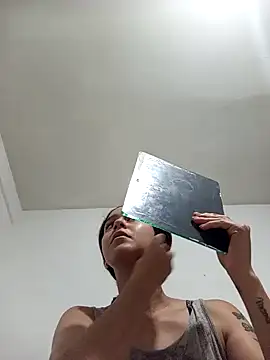 Coralpetite online show from November 10, 2025, 10:15 pm