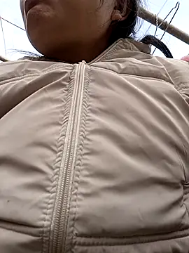 yoyo-mi online show from December 3, 2025, 2:45 am