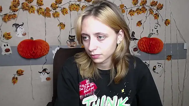 TracyLll online show from November 14, 2025, 12:09 pm