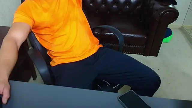 HayesWood online show from December 4, 2025, 5:50 am