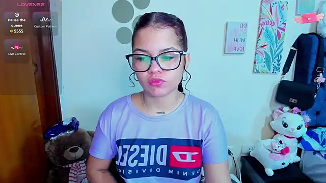 Emma boo online show from November 18, 2025, 4:43 pm