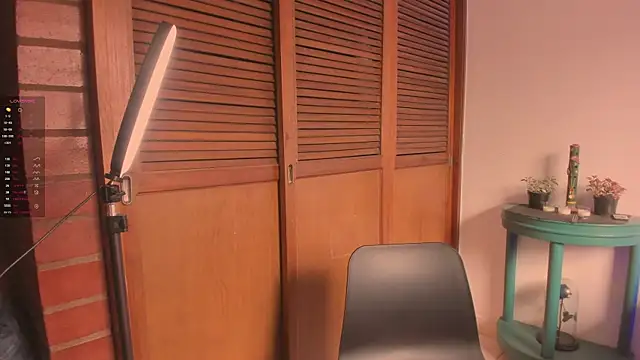 estmonnn online show from November 18, 2025, 3:26 pm