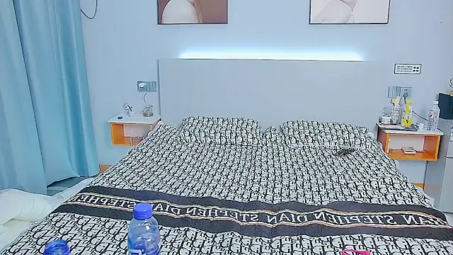 yueyue558 online show from November 7, 2025, 4:55 pm