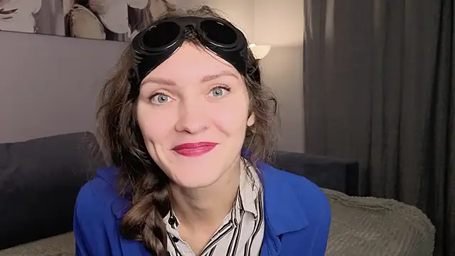 Snapshot of LauraYoungg chatting on October 30, 2025, 7:44 pm LauraYoungg online show from October 30, 2025, 7:44 pm