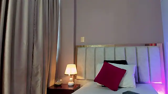 HannaaWells online show from December 17, 2025, 4:01 pm