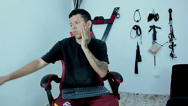 Steven19 LatinBoy online show from November 5, 2025, 11:46 am