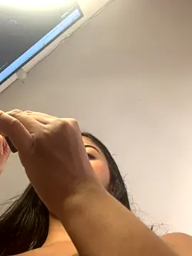 Snapshot of Julii chatting on November 8, 2025, 5:49 pm Julii online show from November 8, 2025, 5:49 pm