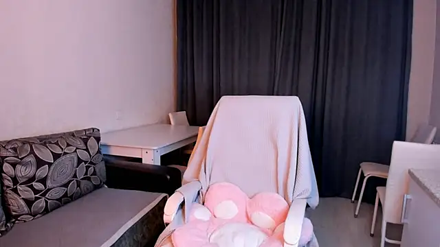 leyaleen online show from October 31, 2025, 1:52 pm