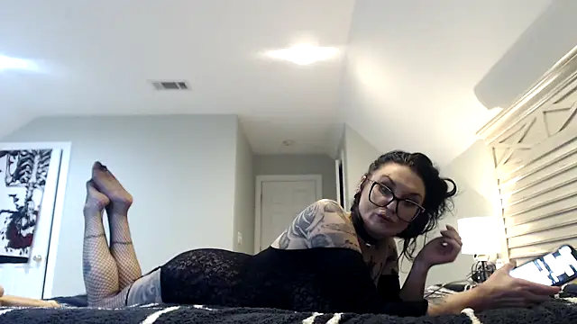 Holyplastic online show from November 9, 2025, 9:41 pm