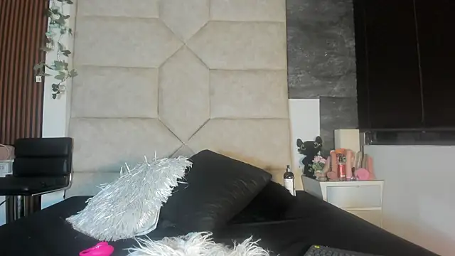 Liia Leens online show from February 17, 2026, 3:37 am