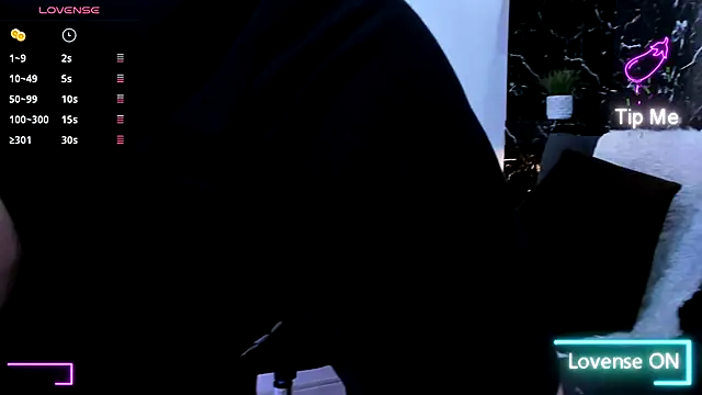 Juna mejia01 online show from October 31, 2025, 1:30 pm