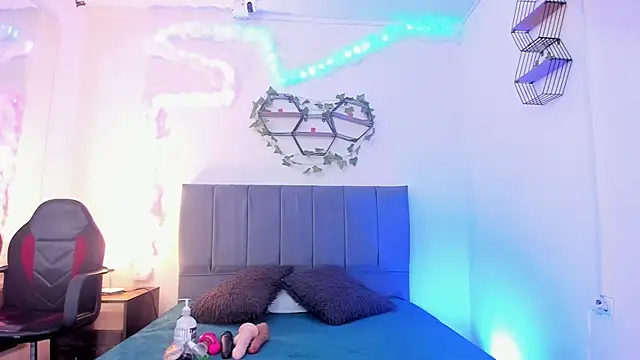 Lucerop  online show from February 15, 2026, 3:40 am