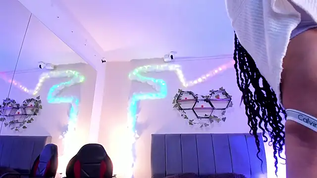 Lucerop  online show from April 12, 2026, 3:32 am