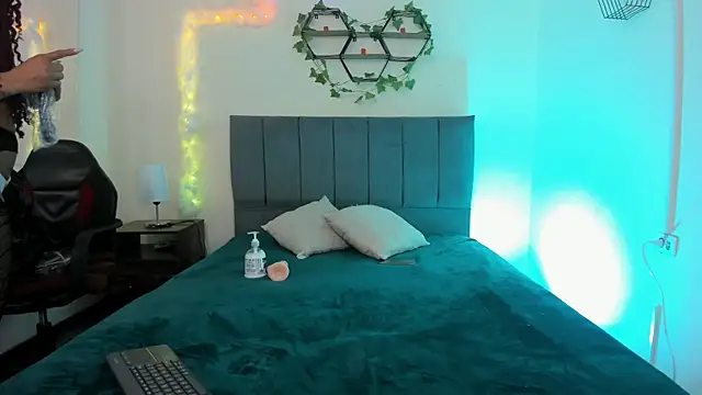 Lucerop  online show from December 21, 2025, 3:52 am