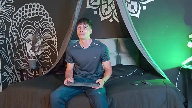 Snapshot of AlessioVitale chatting on November 8, 2025, 12:20 pm AlessioVitale online show from November 8, 2025, 12:20 pm