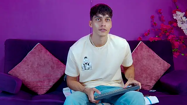 Snapshot of AlessioVitale chatting on November 28, 2025, 12:27 pm AlessioVitale online show from November 28, 2025, 12:27 pm