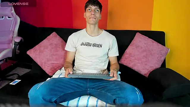 Snapshot of AlessioVitale chatting on December 2, 2025, 12:07 pm AlessioVitale online show from December 2, 2025, 12:07 pm