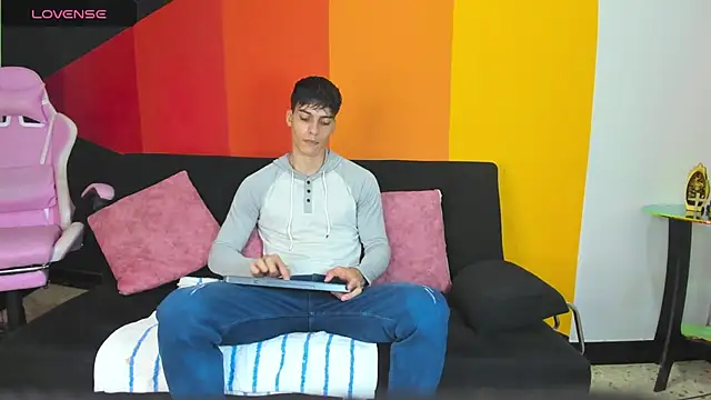 Snapshot of AlessioVitale chatting on December 1, 2025, 12:17 pm AlessioVitale online show from December 1, 2025, 12:17 pm