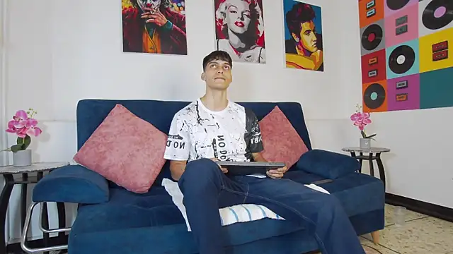 Snapshot of AlessioVitale chatting on November 18, 2025, 12:19 pm AlessioVitale online show from November 18, 2025, 12:19 pm